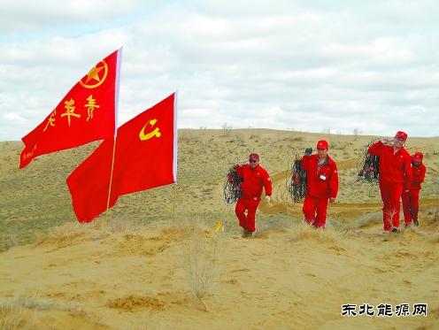 鲜艳党旗飘扬沙海