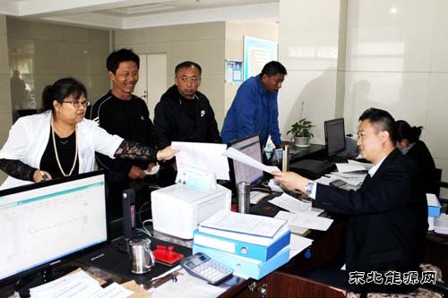 佳热电厂热力公司：“三个提升”开展收费窗口文明服务活动