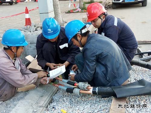 会泽金钟供电所成功给环网柜搬家方便酒店营业