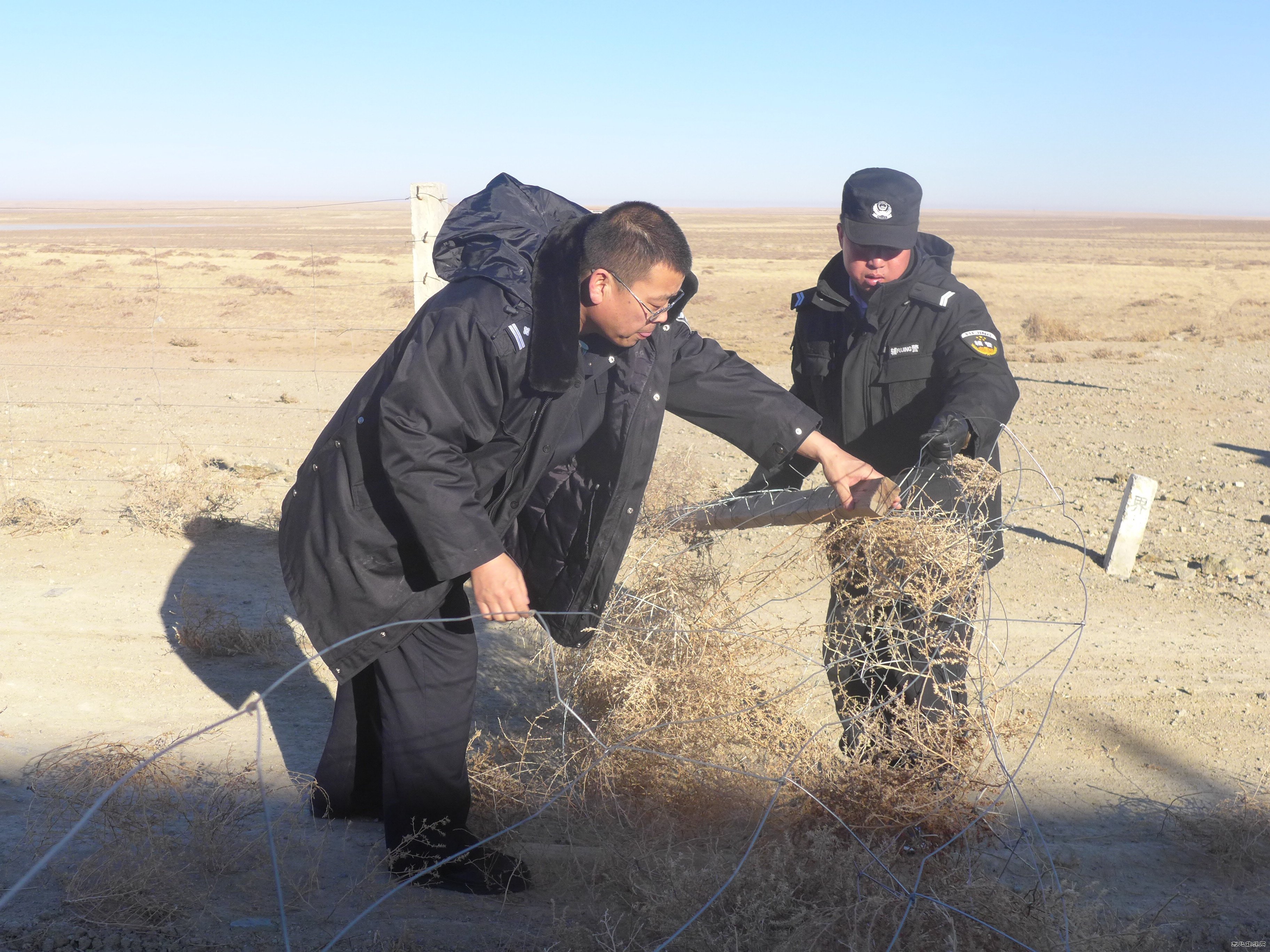 锡林铁警开展线路隐患排查和爱路护路宣传