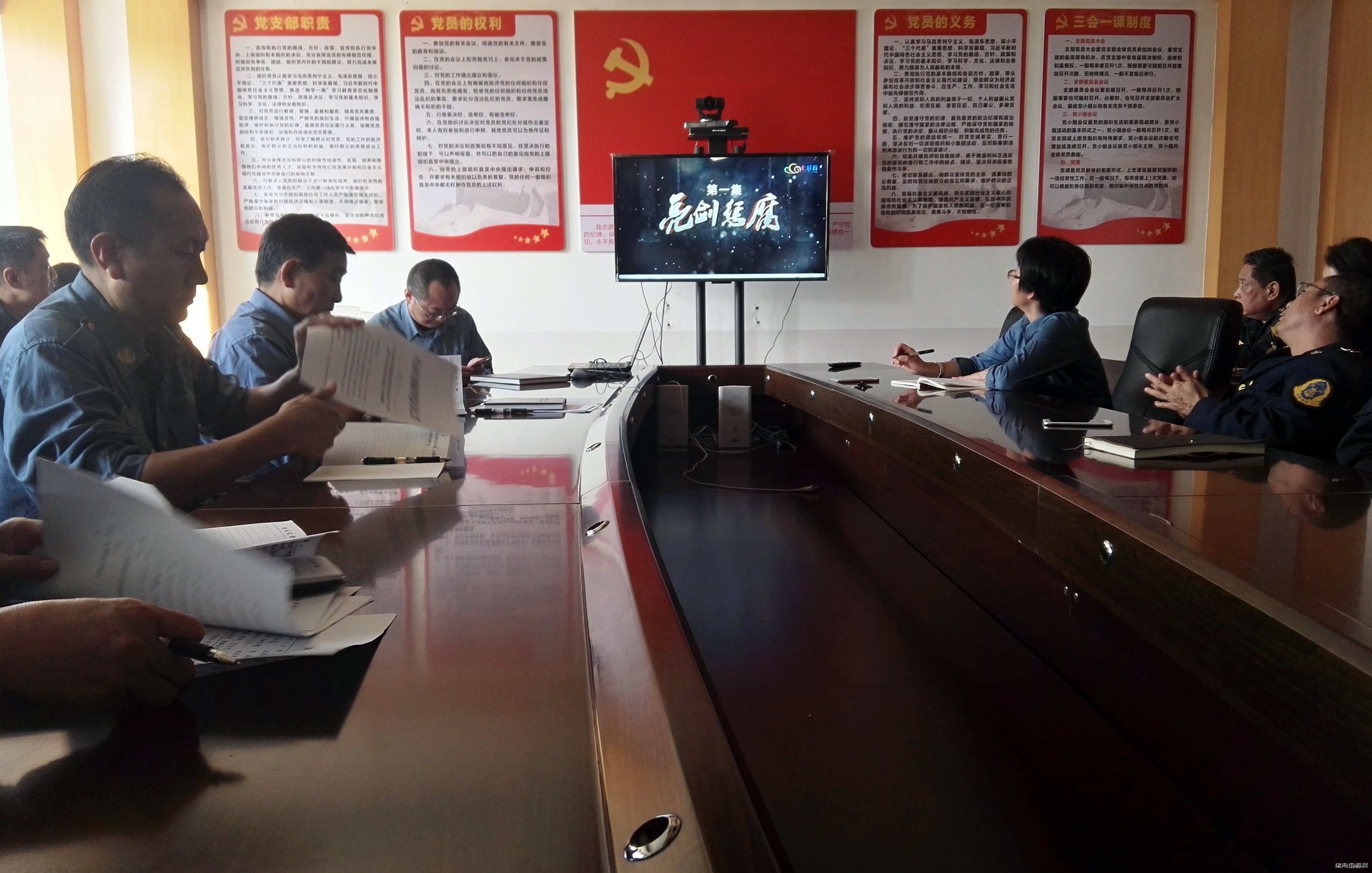 云南西双版纳路政支队组织党员干部集中收看《激浊扬清在云南》