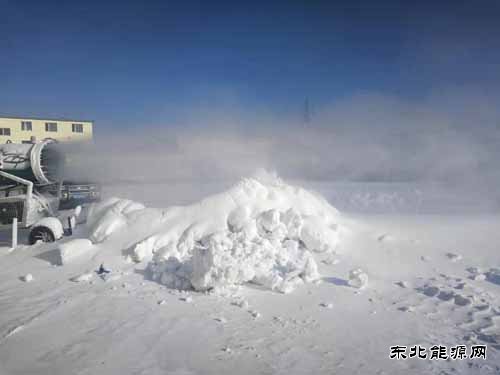 人工造雪忙 助力把尘降