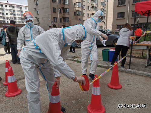 黑龙江牡丹江水力发电总厂党员志愿者下沉社区协助市民核酸检测