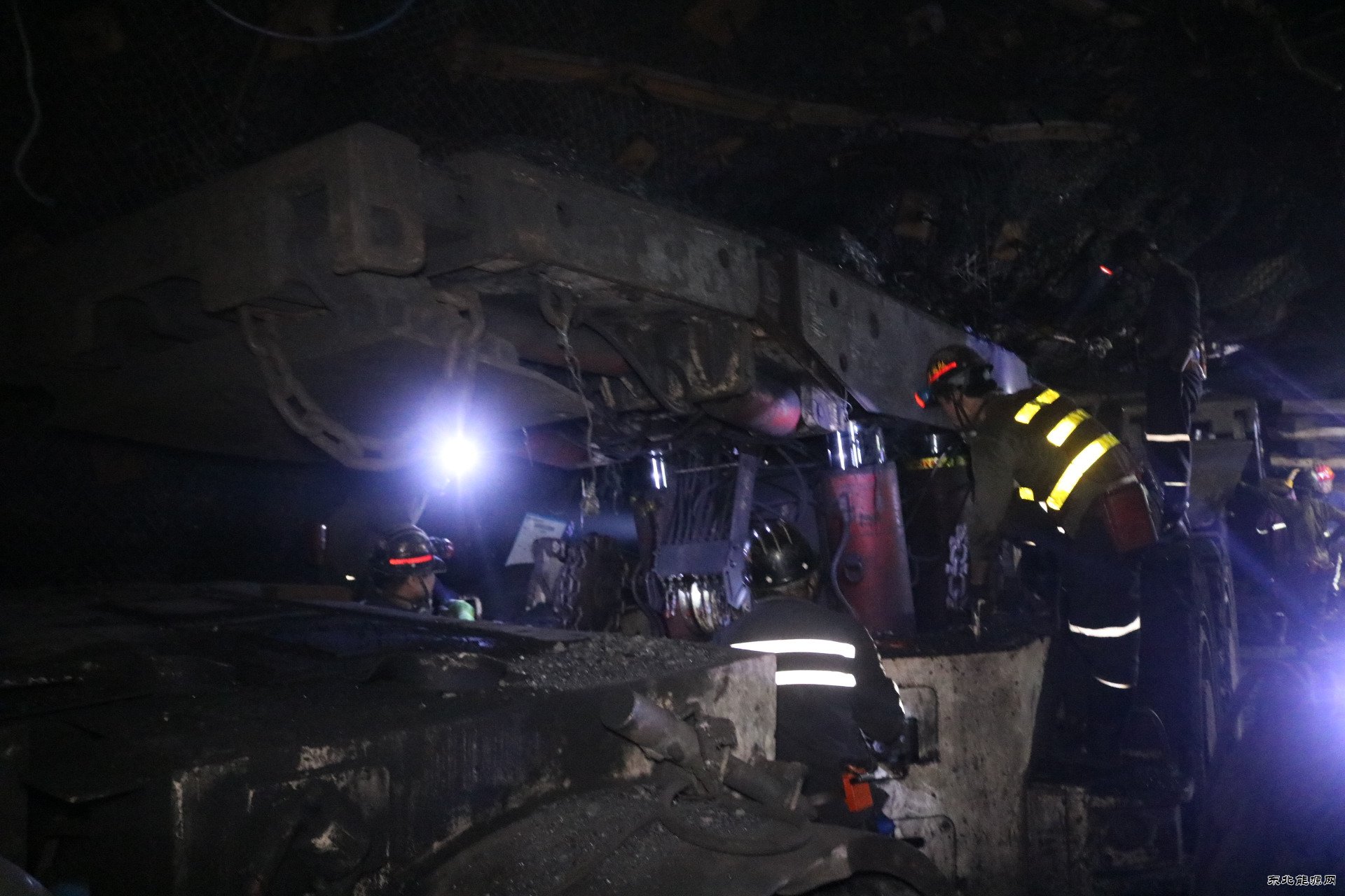 建新煤化顺利完成4206“孤岛”工作面设备回撤任务