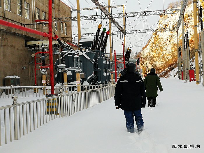 牡丹江水电总厂：雪过膝盖！员工24小时待命开展线路设备特巡