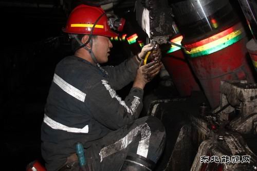 陕煤陕北矿业涌鑫公司：检修能手显“真章”