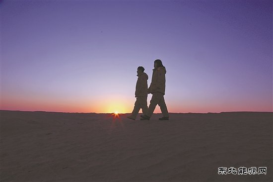 夫妻八年默守沙海护油气