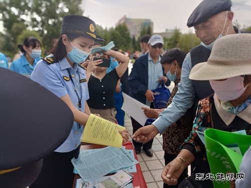 青河执法大队积极开展安全宣传咨询日活动