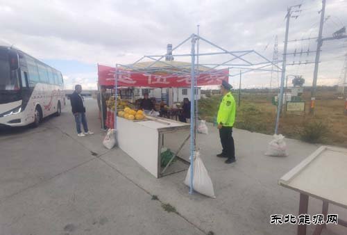 哈巴河执法大队：交通执法暖心劝导摆摊乱象 用行动守护公路畅通