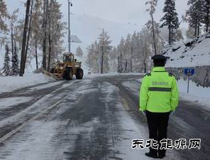 布尔津执法大队：风雪护航 S232线 联动除雪保通行