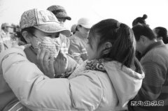 大连：华夏义工团为环卫工送上爱心口罩