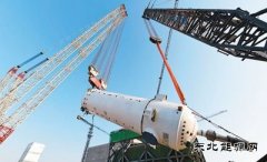 全球首座四代核电压力容器吊装成功