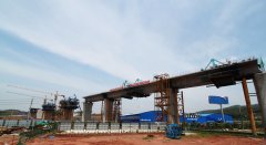 中铁二十一局集团：昌赣客专赣州段第二长桥将军塘特大桥中跨顺利