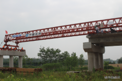中建市政邳州271项目互通区C匝道桥首片预制梁架设成功