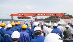 黑龙江哈牡客专铁路架设首榀箱梁