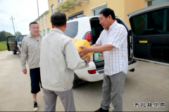 兴凯湖电业局：局工会主席唐文德到检修公司工作现场“送清凉”