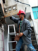 会泽公司金钟供电所冒雨为客户更换电表