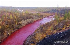 俄罗斯采矿污染严重 一条河流变血红色