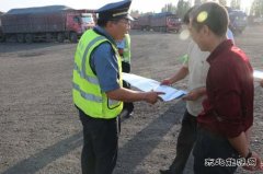 玛纳斯路政、交警联合宣传新规定