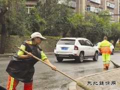 鞍山：顶冷风清扫 环卫裹塑料袋御寒（图）