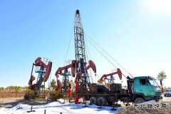 坚守岗位拧紧上产弦