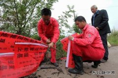 管线边的“碰头会”