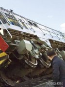 货车顶翻火车头没咋地 围观现场竟两车相撞致人受伤