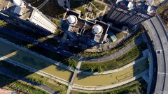 沈阳一河段污浊不堪 蜿蜒数千米如“绿毯” (1/5)