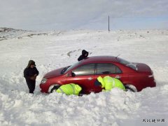 布尔津路政海事局救助受困哈萨克村民