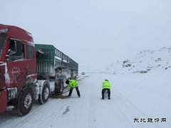 布尔津路政执法人员助力外地大车司机