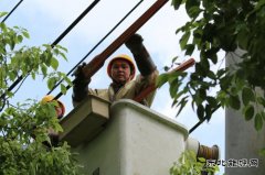 凯供城区分局：技能新突破 配网不停电组立电杆提高供电可靠性