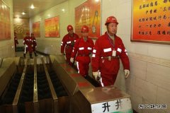 陕西煤业公司安监部部长王西才一行深下石节矿检查指导安全工作