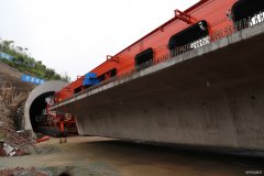 中铁二十一局：“高铁神机”首次安全穿越昌赣隧道成功架设箱梁