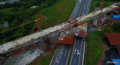 江西赣州昌赣客专铁路跨兴赣高速特大桥合龙