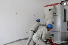 兴凯湖电业局：66KV三丰变电站17组高压开关柜顺利就位