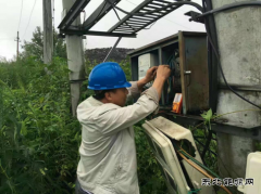 现场新闻 七夕节，在萧瑟秋雨中抢修