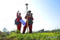 川庆物探测量队员野外施测物理点