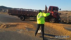 布尔津路政管理局执法人员及时清扫事故现场保畅通