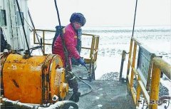 强风过后，井场上的身影