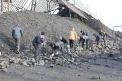 向阳矿机关人员到井区捡矸抓煤质