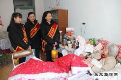 抚顺石化腈纶化工厂青年志愿者慰问孤寡老人