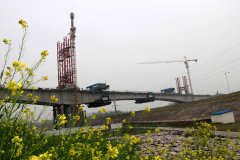 郑万铁路首座横跨南水北调连续梁合龙