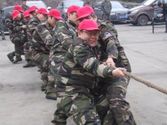 龙煤七矿公司 向阳煤矿举办庆祝建企60周年职工拔河比赛