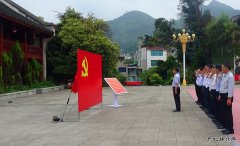 先辈身边学传统  纪念碑下谈感受