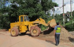 云南景洪路政大队持续开展路域环境整治