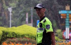 雨中坚守（摄影作品）