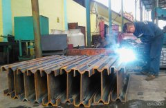 贵州月亮田矿自制加工改40转载机保“运输栈道”