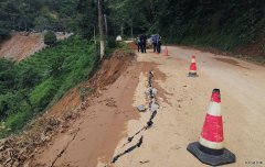 云南省道214线发生山体滑坡  公路半幅通行