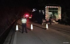 公路夜间塌方阻断 云南勐仑路政员值守至凌晨保安全