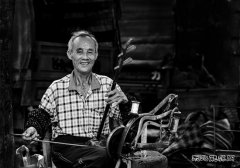 快乐修鞋匠（摄影作品）